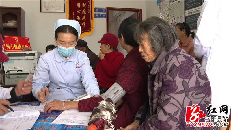 医护人员在为老人义诊.png