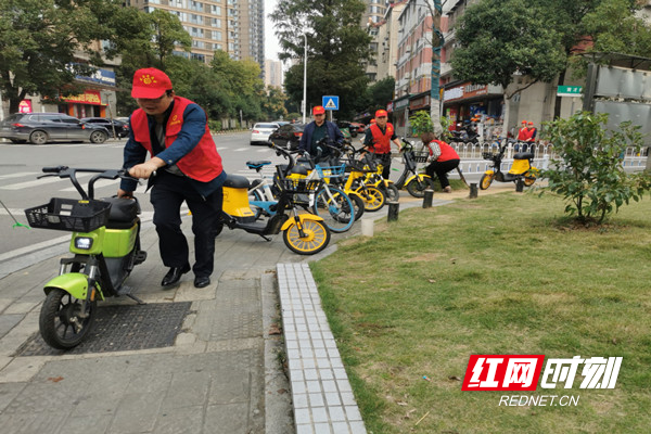 志愿者们整齐摆放共享单车.jpg 志愿者们整齐摆放共享单车.jpg