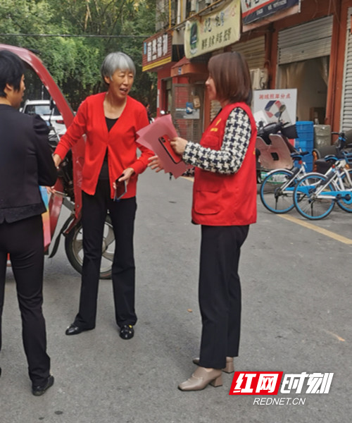 志愿者给居民发放讲解文明倡议书.jpg 志愿者给居民发放讲解文明倡议书.jpg