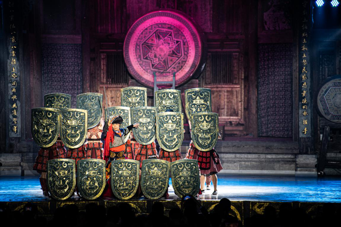 0版第一幕《王者乾坤》演绎得活灵活现,其盾牌舞和锣鼓舞,生动表现了