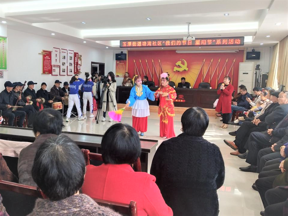 宁乡玉潭街道塘湾社区举行活动，花鼓戏表演引来阵阵掌声。受访方供图