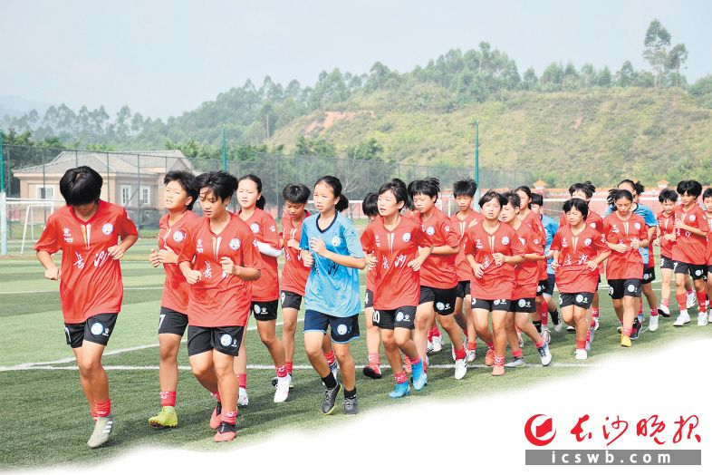 　　长沙市U13女子精英集训队在广州恒大足校训练。  市足协供图