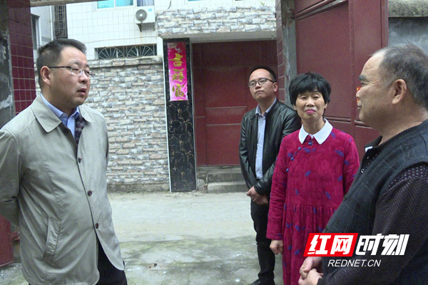 走访慰问城市困难群众_副本.jpg