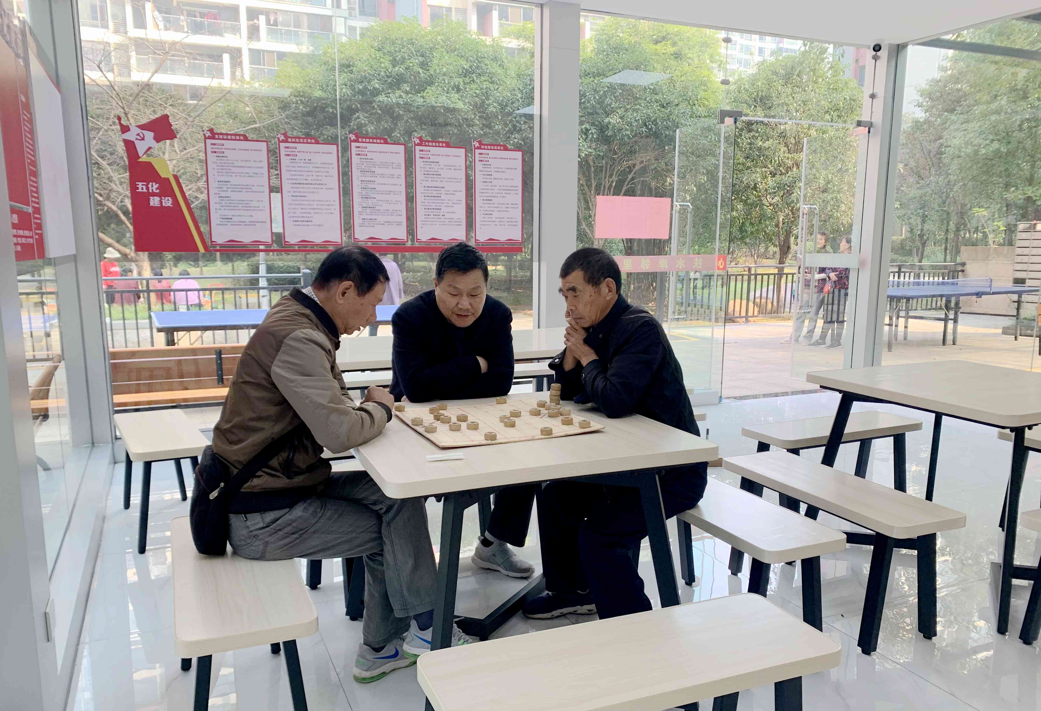 居民在鄰里文化中心下棋。