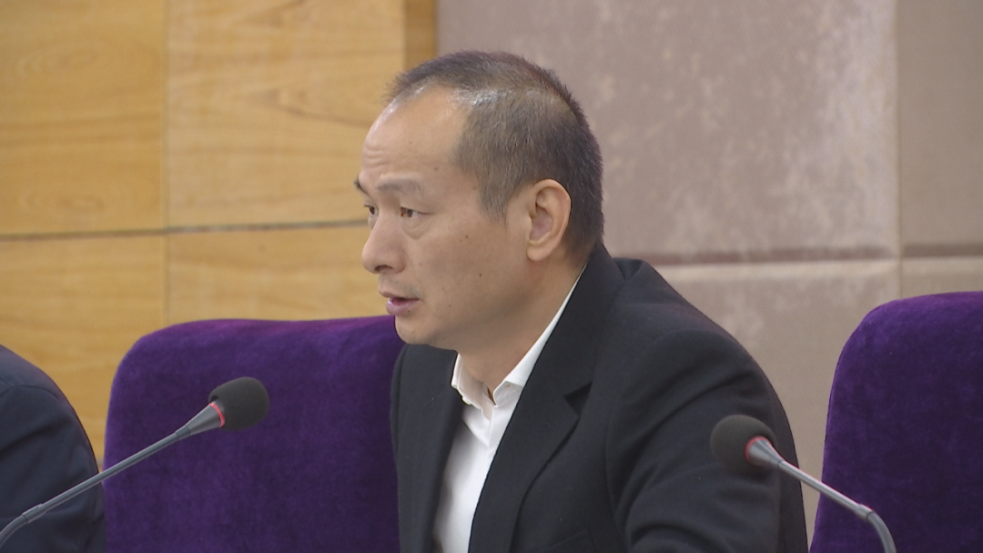 廖可元主持县委理论学习中心组第十一次集中学习