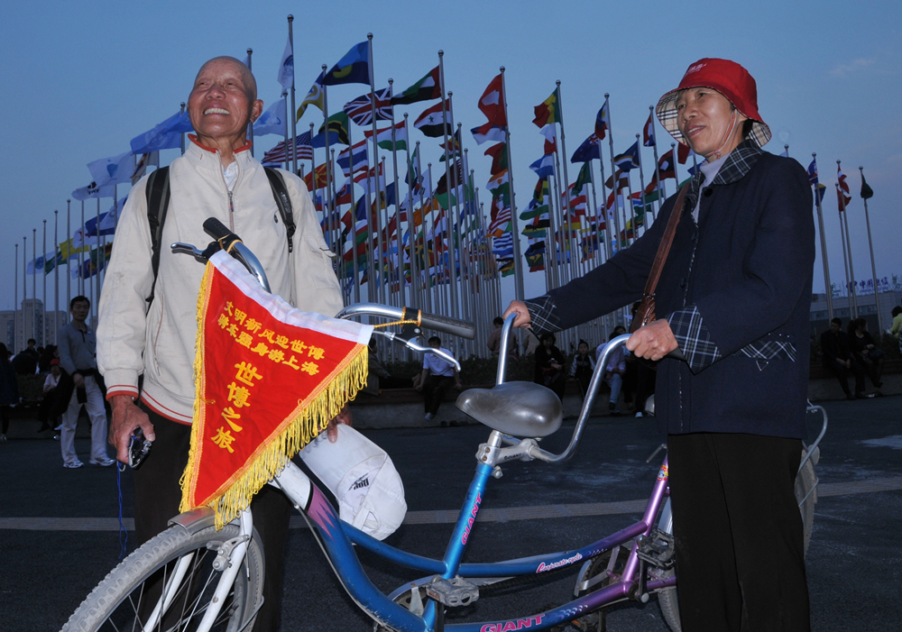 2010年5月1日，上海世博会开幕第一天，一对年过七旬老人从宁波骑自行车3天来到上海观看世博会。史兴伟 摄影