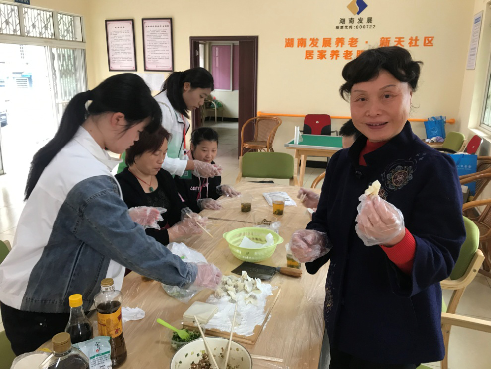 食刻相伴”小组成员及家属亲手包制馄饨.png