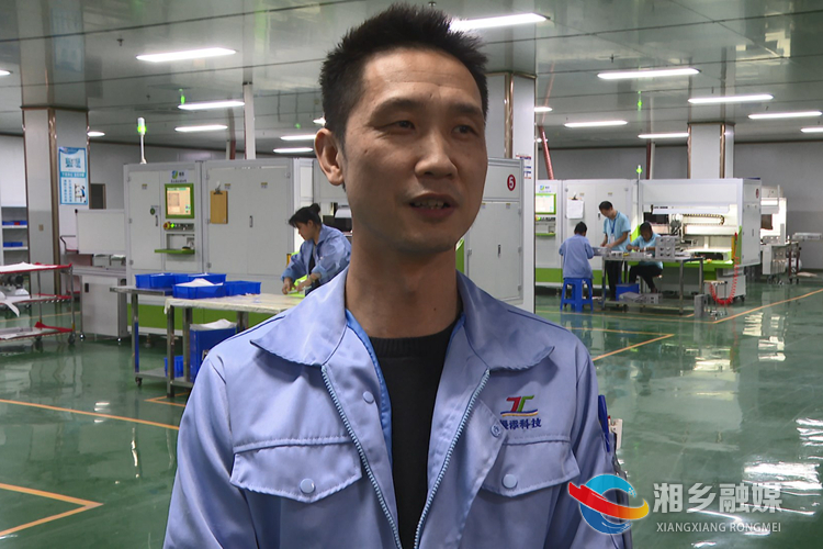 湖南振添光学玻璃科技有限公司生产部操作员戈崎接受记者采访。.jpg