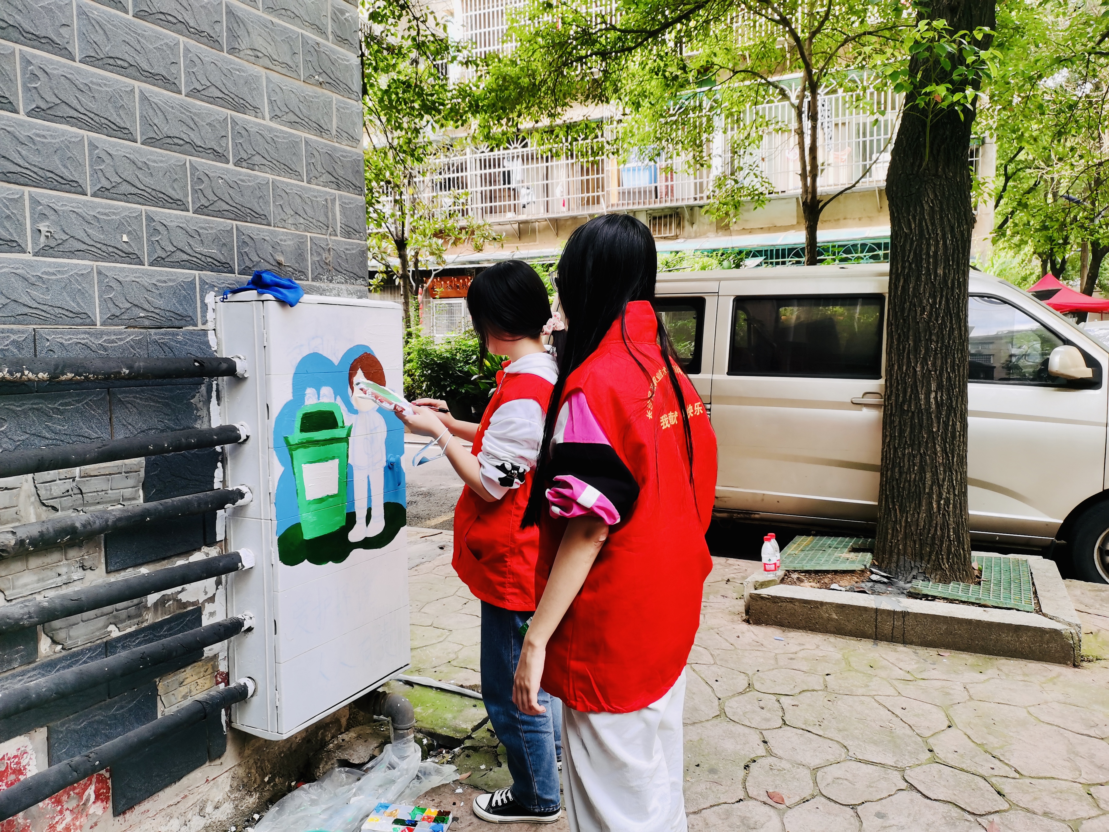 裸露電表箱銹跡斑斑，巧手涂鴉后，有了文藝范。全媒體記者 李卓 攝