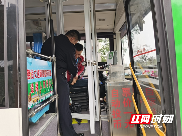 图一：民警对公交车进行安全技术检查.jpg