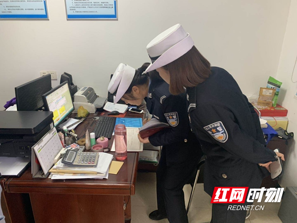图二：民警核查企业法人及资质.jpg