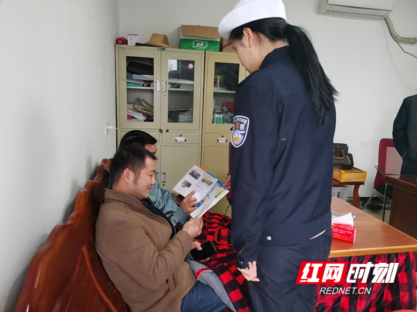 图五：进门入户向驾驶人宣讲交通安全知识.jpg