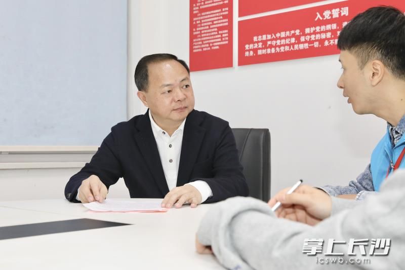 郑建新参加第七次全国人口普查登记。 刘书勤 摄