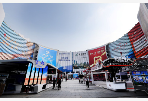 11月2日，国家会展中心（上海）的中央广场区域，地方推介展台基本搭建完成。新华社 图