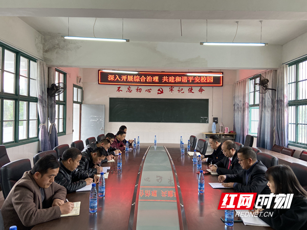 2、座谈会现场（凤凰县第二民族中学）.jpg