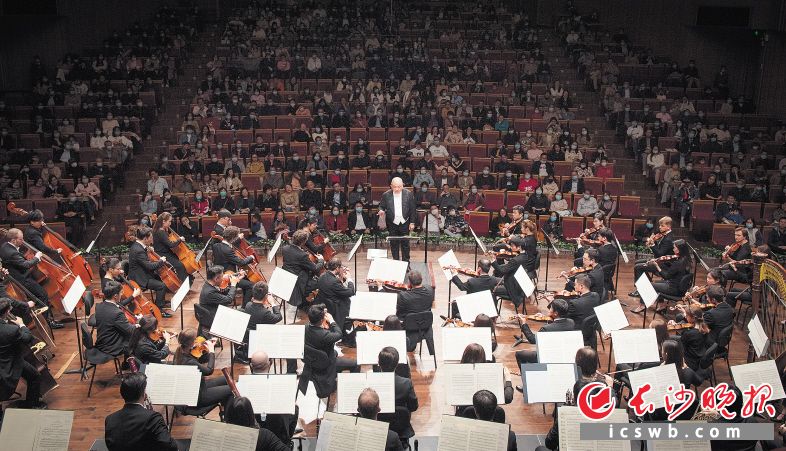 　　11月4日晚，参加2020城市交响乐团“长沙峰会”的苏州交响乐团在长沙音乐厅带来一场演出。