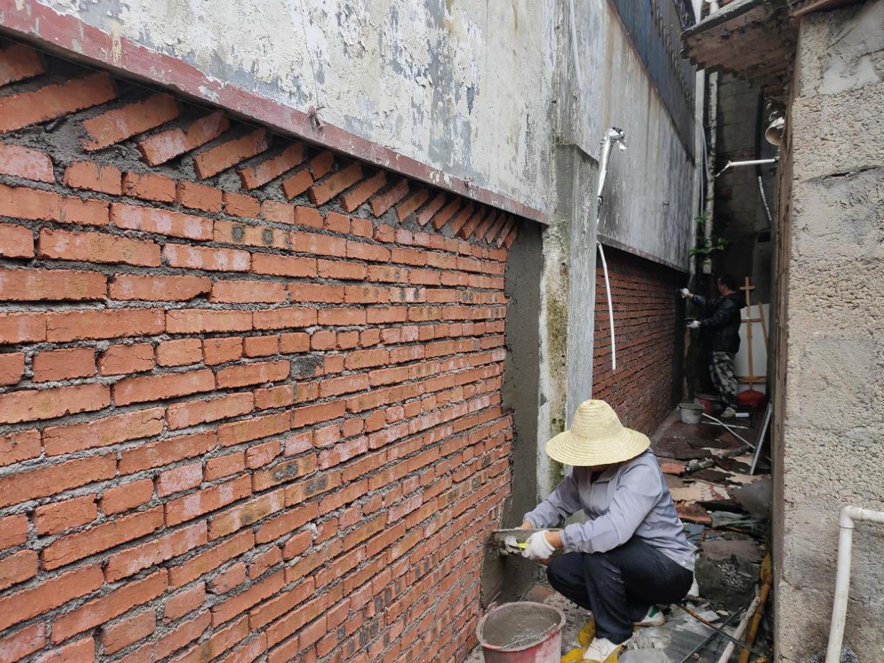 地下室里緊貼學(xué)生宿舍堆放的火爐、氣罐被清理一空，違規(guī)使用的空間也被封堵。通訊員 易星 攝