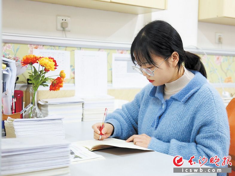 批改作业，其实是老师和学生在纸上的一次交流。长沙晚报通讯员 彭子玲 摄