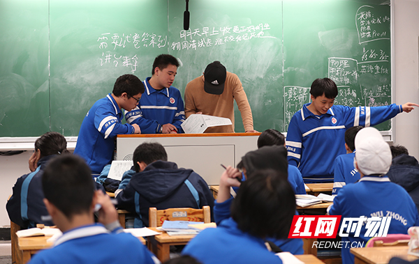 7，当同学有不懂的，也会给同学讲解一下解题思路。.jpg