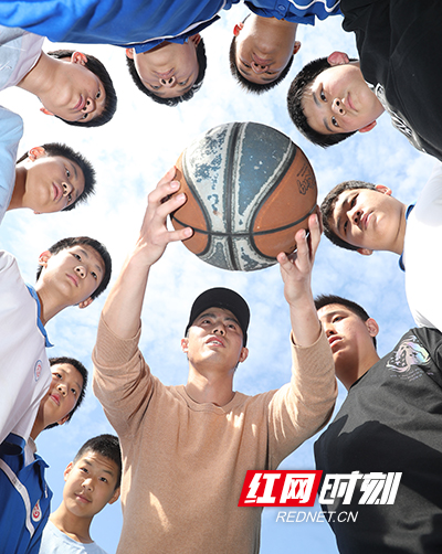 10，刘老师主持，篮球分边，同学们都想和刘老师一队。大家都盯着篮球的气门心，等待和刘老师成为一队。.jpg