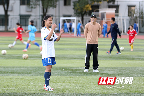 17，因为我是寄宿又是学校的女足队员，刘老师会经常过来看我踢球。.jpg