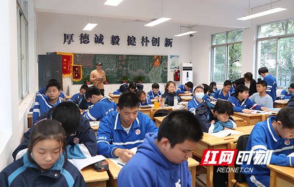 4，和别的班主任一样，也会拿着一个本子在教室后记着什么。.jpg