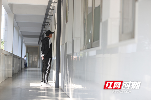 3，虽然他是名体育老师，但是其实也和别的班主任一样，喜欢在教室外看着正在教室里上自习课的同学。.jpg