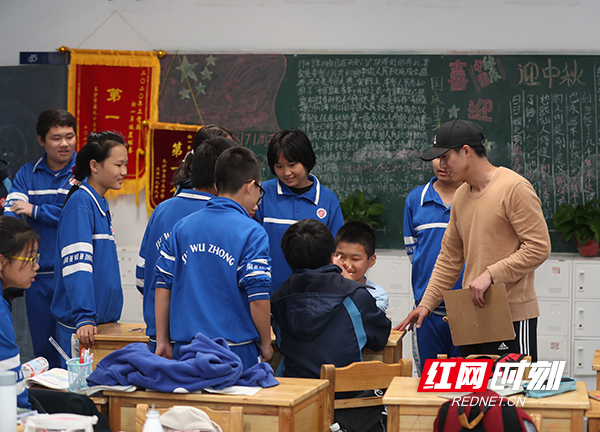 5，但是下课后，他还是有点不一样，和班上的学生互动比较多。.jpg