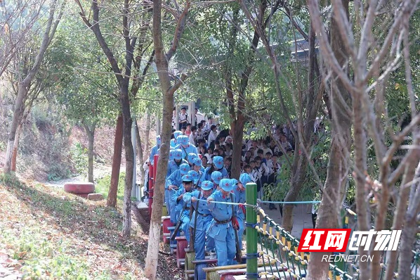 1学生们正在体验模拟长征的体能训练项目。.jpg 1学生们正在体验模拟长征的体能训练项目。.jpg