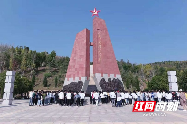 1师生在纪念碑前举行庄严的悼念仪式。.jpg 1师生在纪念碑前举行庄严的悼念仪式。.jpg