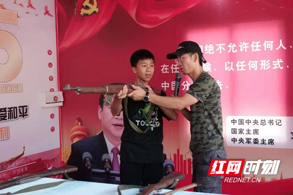 1研学教官正在指导学生体验毛式步枪的使用.jpg 1研学教官正在指导学生体验毛式步枪的使用.jpg