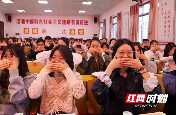 1参培教师积极参与授课互动。.png 1参培教师积极参与授课互动。.png