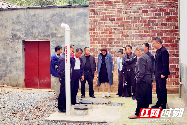 视察铁河口村户用厕所改造.jpg