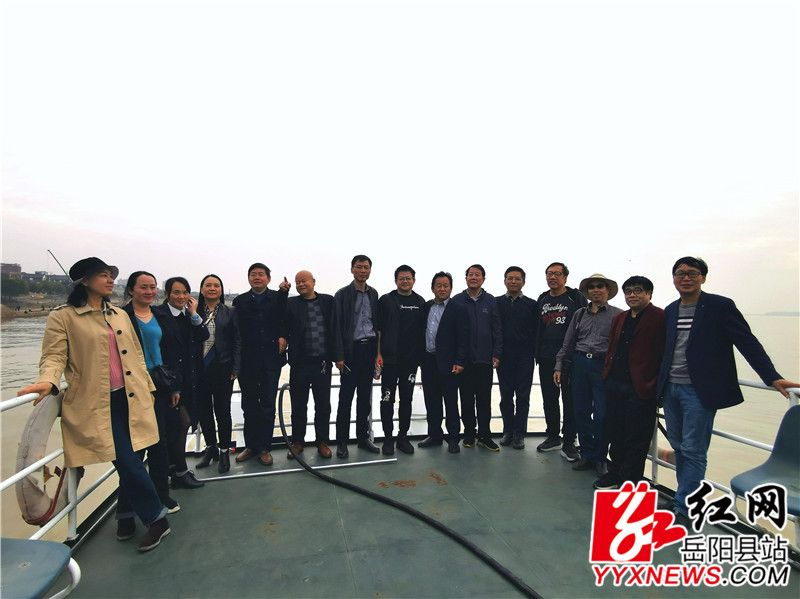 在洞庭湖船上合影.jpg