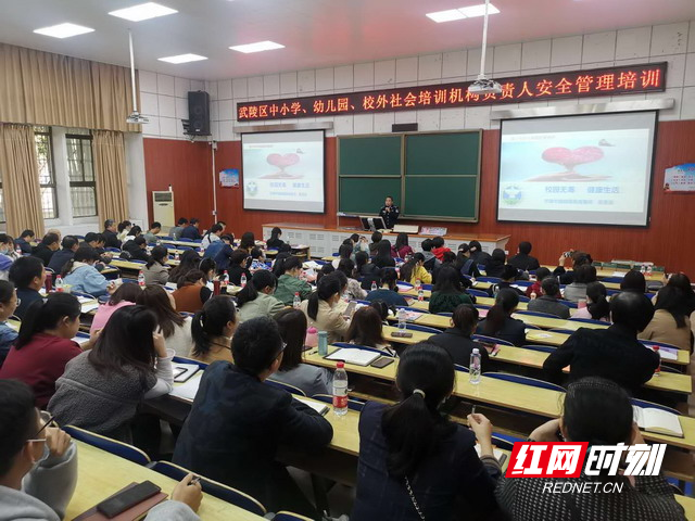 讲授禁毒知识1.jpg