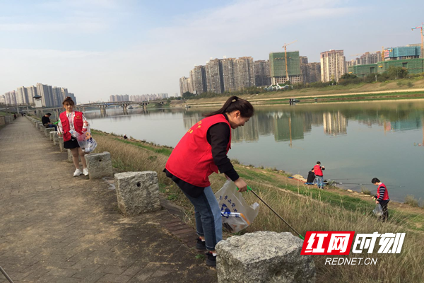 志愿者在浏阳河堤捡拾垃圾.png