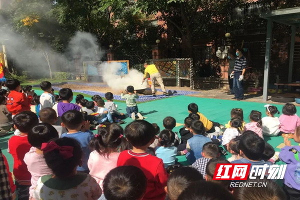 小朋友认真观看学习灭火知识.jpg