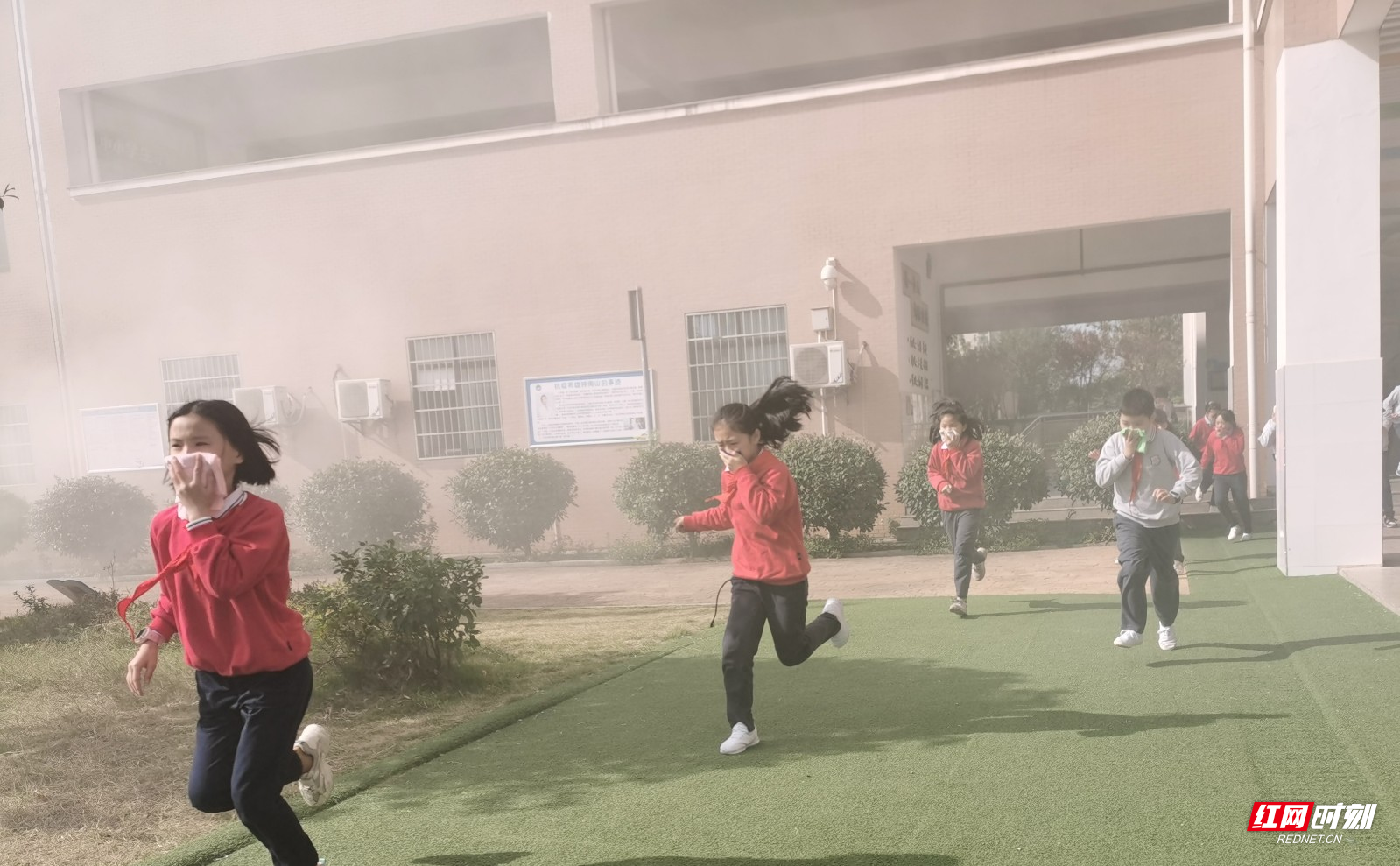 消防警报声响起后学生迅速撤离1.jpg