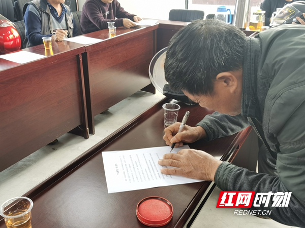 图四：村民签下“零酒驾”承诺书.jpg