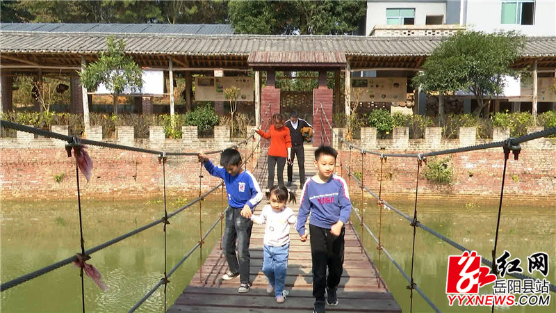 市民在吊桥游玩.jpg
