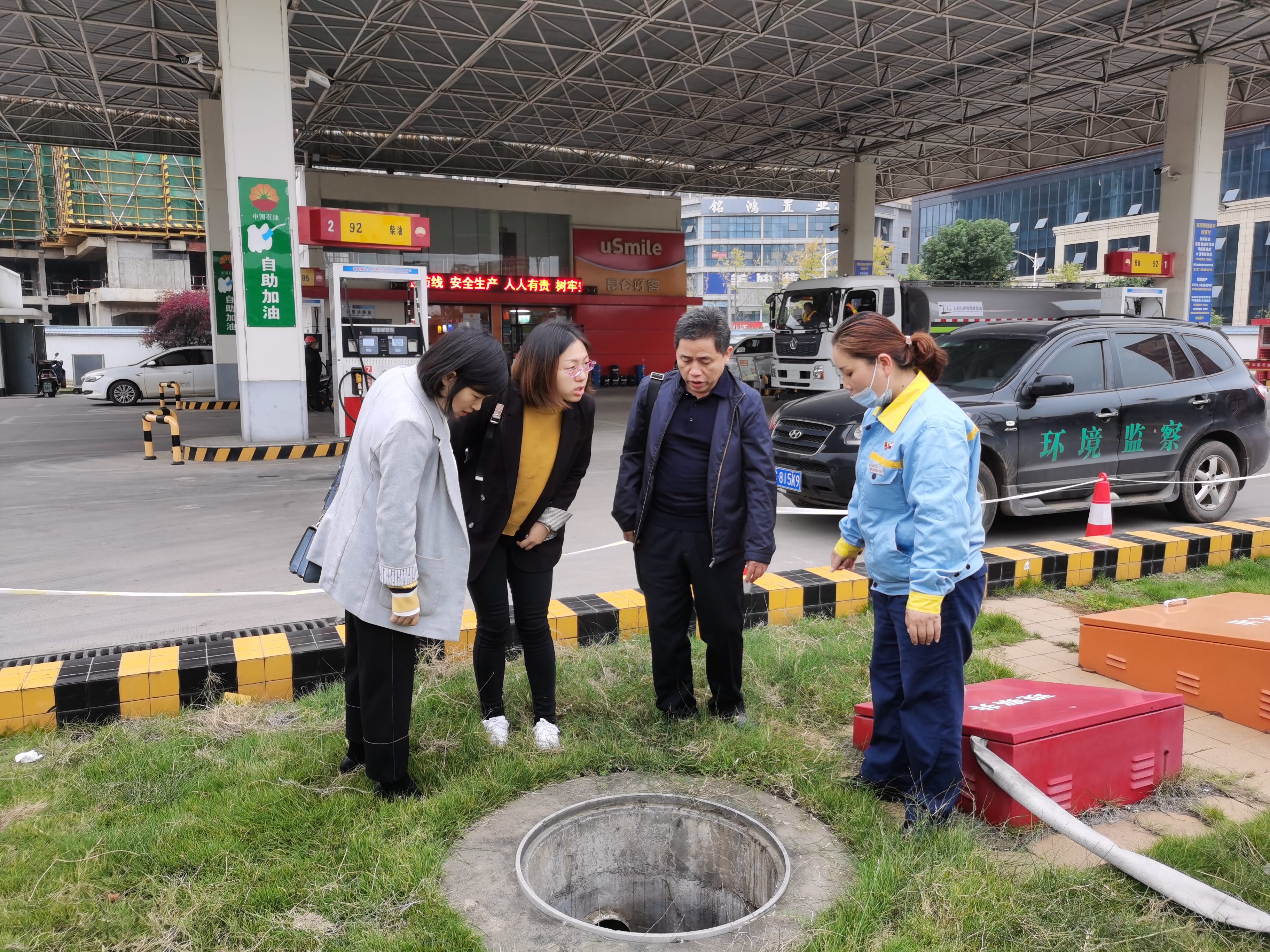 加油站1.jpg 加油站1.jpg