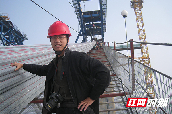 胡惠华+照片5-胡惠华于2010年沿矮寨大桥的缆索，从茶洞岸爬过峡谷到吉首岸进行设计服务副本.jpg