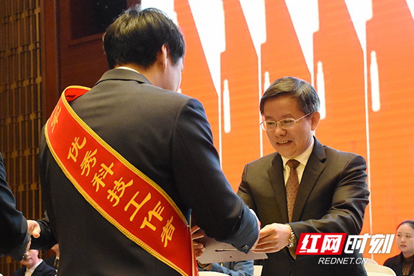 益阳市委书记瞿海（右）为优秀科技工作者颁奖。.jpg