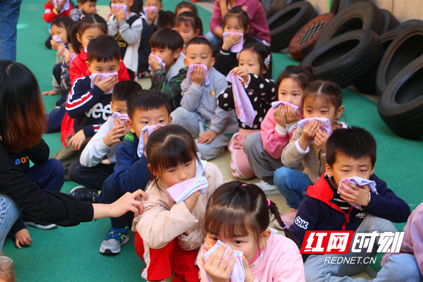 幼儿园小朋友在老师的带领下认真参与演练.jpg