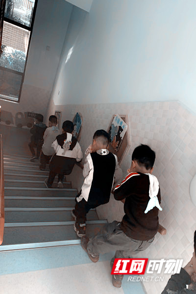 幼儿园小朋友组织有序的按逃生路线下楼梯_副本.jpg