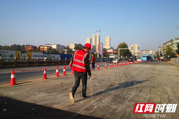 施工人员对路面进行标线.jpg 施工人员对路面进行标线.jpg