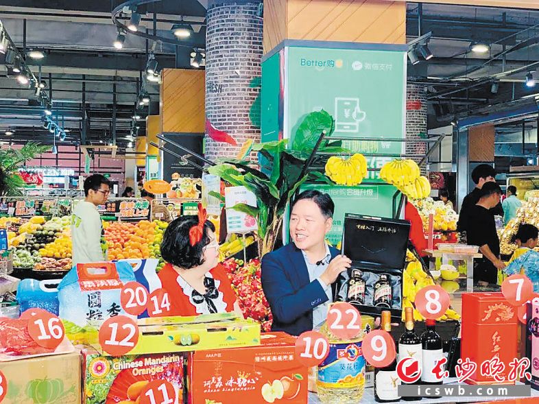 　　步步高集团董事长王填（右）在直播间。　　均为受访者供图