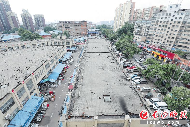 四方旧货市场关停整治之前，建筑破旧、设施老化，市场内交通拥堵不堪。 陈飞 摄