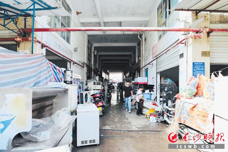 　　关停前，市场内到处堆满易燃废旧物资，消防通道被堵死，安全隐患重重。 李卓 摄