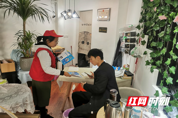 雷锋志愿者向门店发放防电信诈骗宣传手册.jpg
